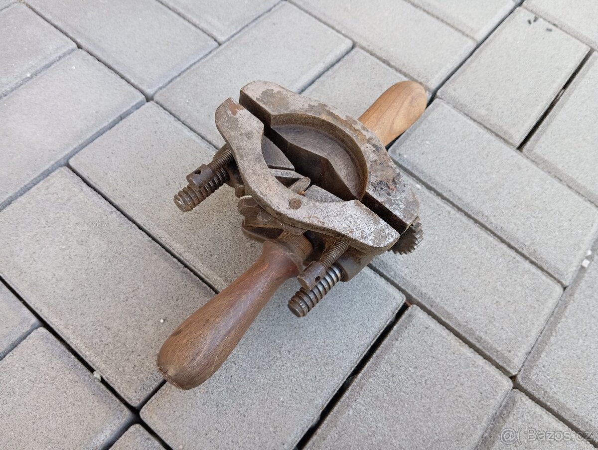 Prodám starou kolářskou frézu a upínák na loukote - 7