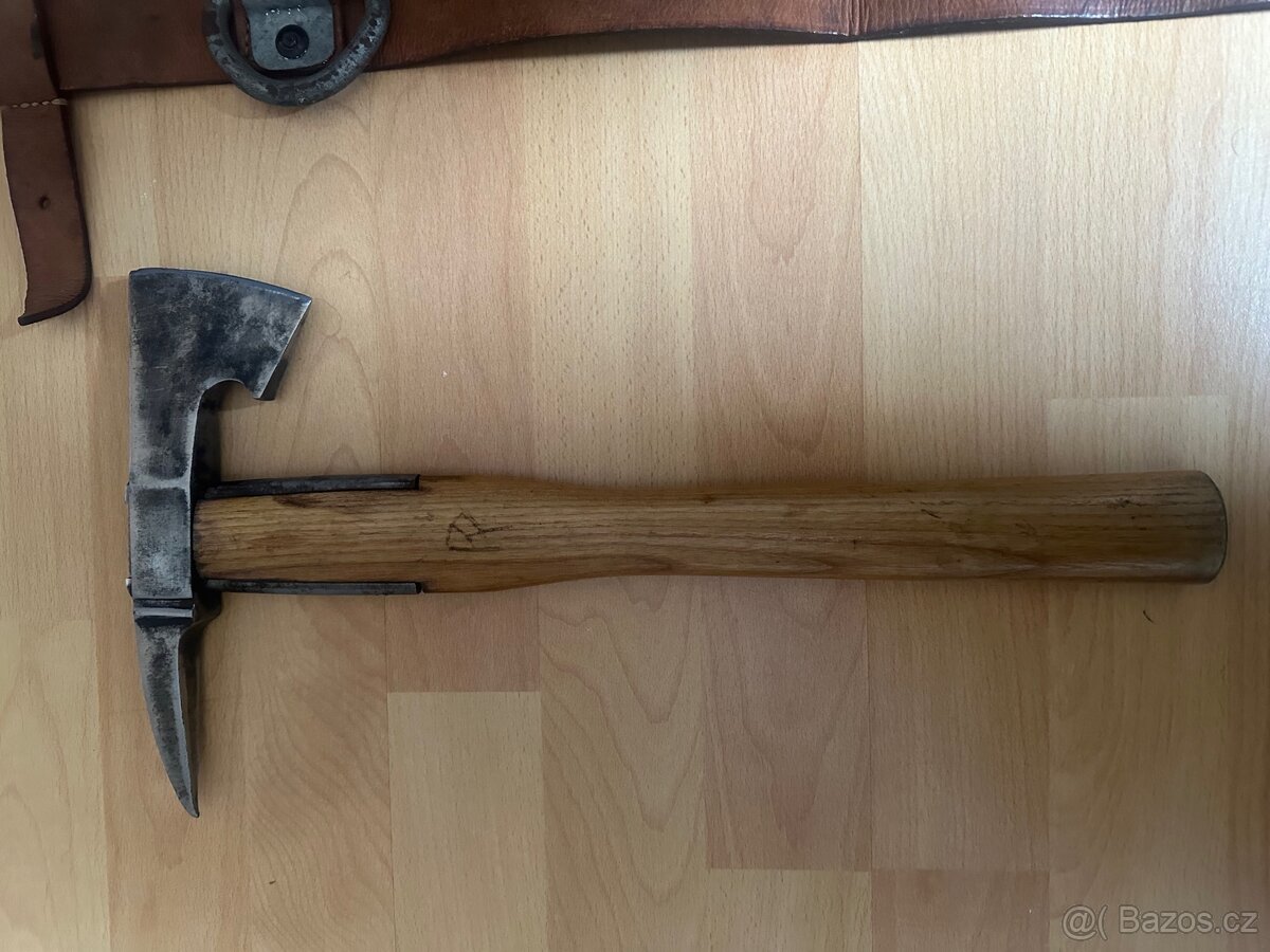 Stará hasičská sekera v koženém pouzdře - 7