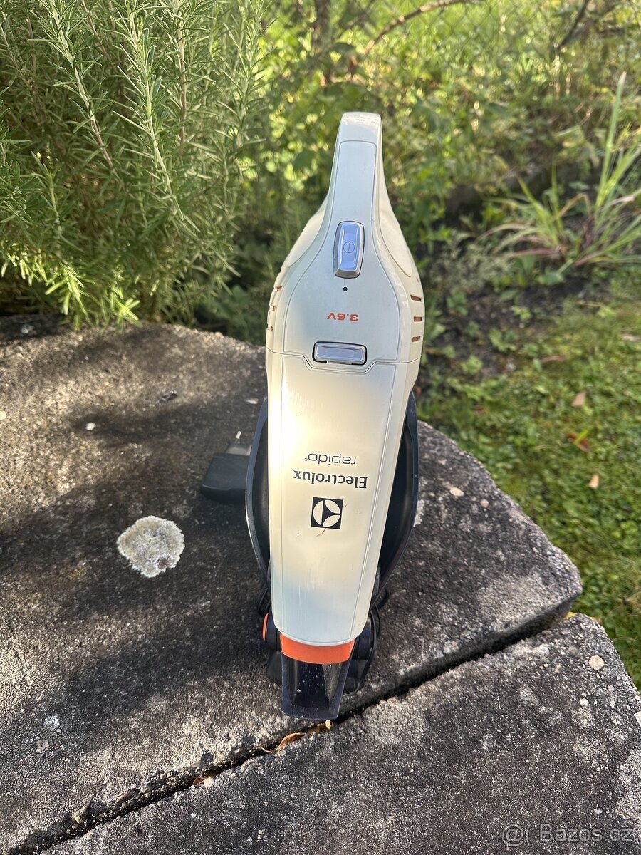 Electrolux ruční vysavač - 7