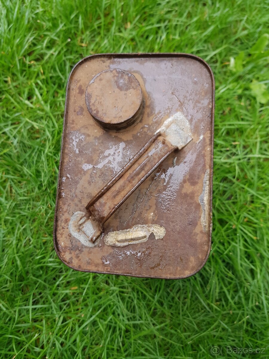 Staré kanystry od motorového oleje Trysk - 7