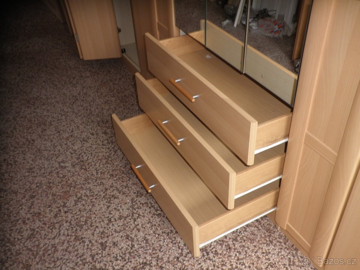 Velká šatní skříň s lámacími dveřmi - 7