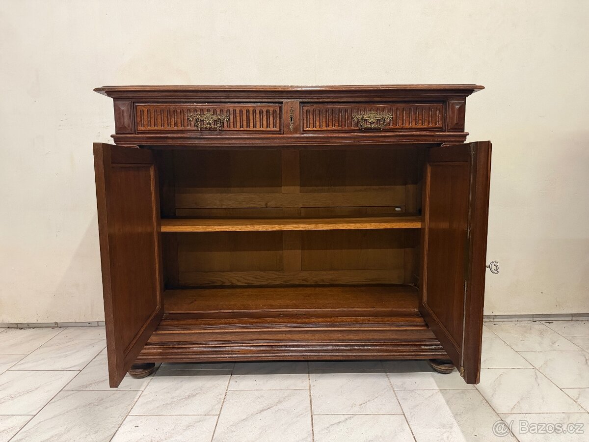 Starožitná masivní skříň - 7