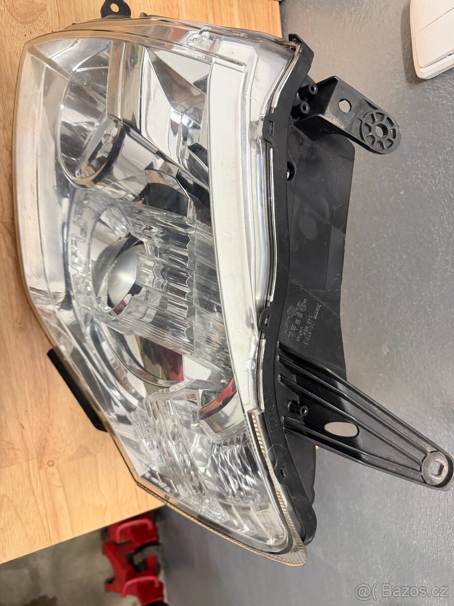 Světlomety Mitsubishi Pajero facelift 2012–2021 - 7