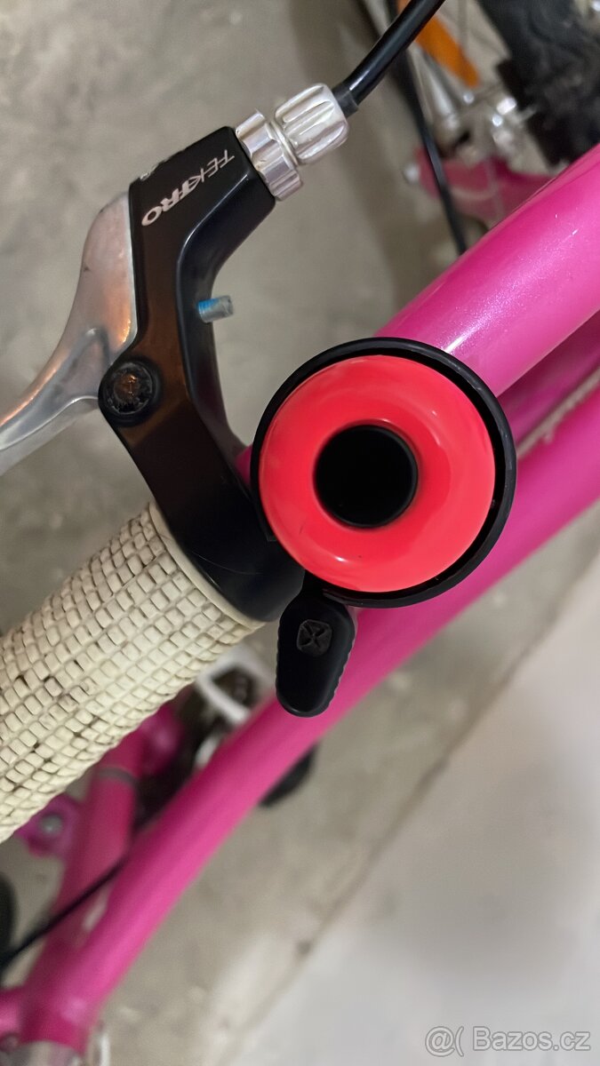 Růžový holčičí kolo značky Specialized - 7