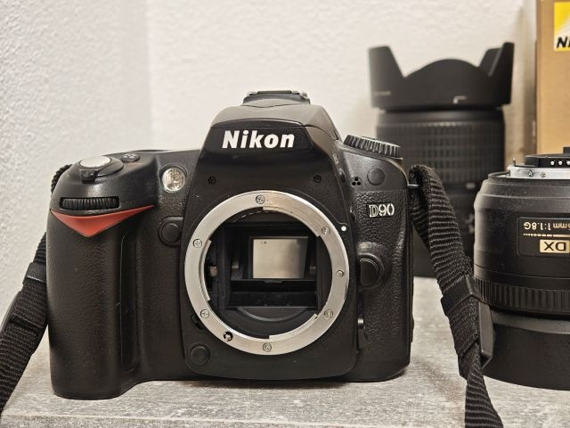 D90 NIKON s pevnou 35, ZOOMem 18 - 105 a brašnou - 7