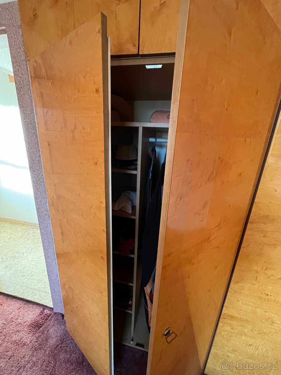 stará ložnice(postel,noční stolek,4x skříň) - 7