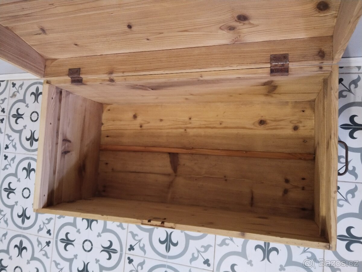 Starý, velký, dřevěný kufr, truhla po renovaci 2 - 7