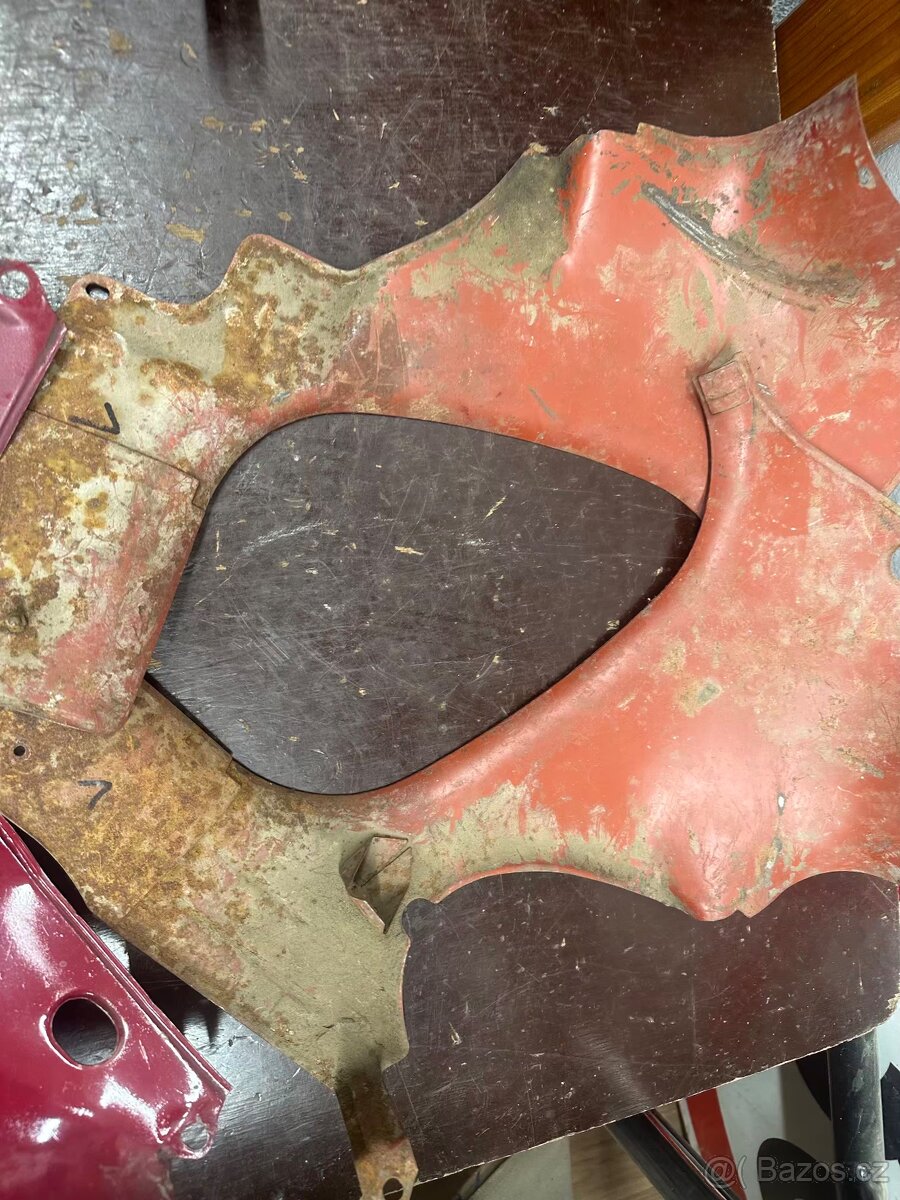 Predám podsedlové plechy JAWA 250/559 592 panelka, pár - 7