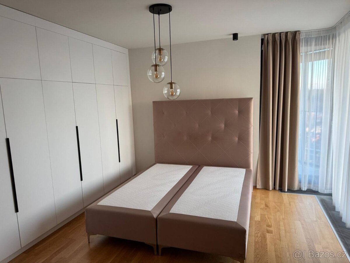 Stylová čalouněná postel – ihned k odběru - 7