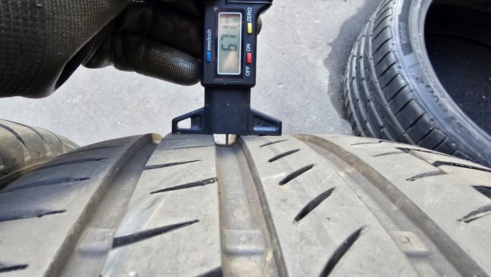 Letní pneu 235/50/19 Continental - 7