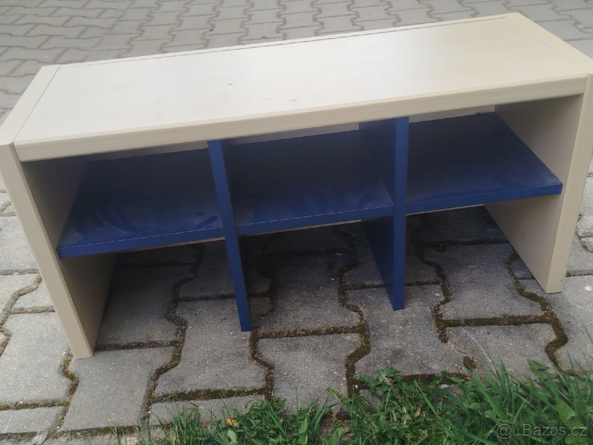 Postel, skříňky, stůl - 7