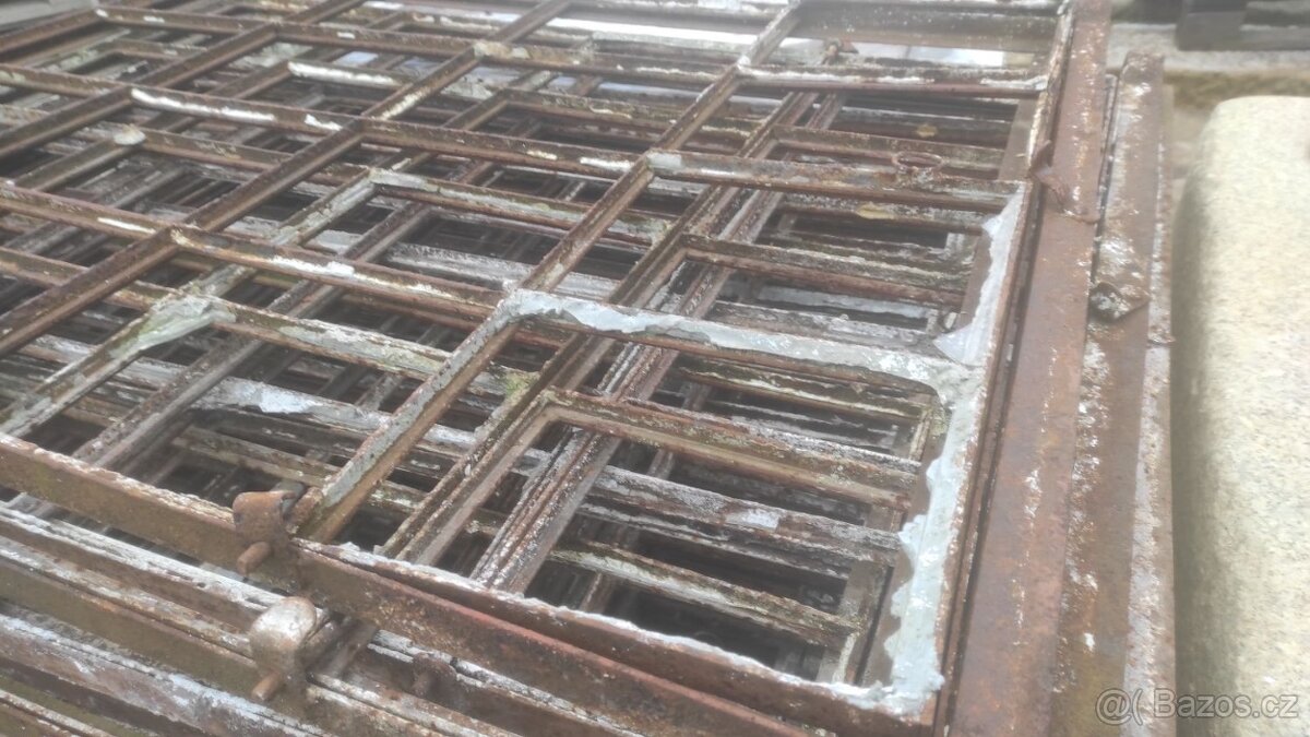 Staré železné okno, 25 ks- 120x90cm, fabrické okno - 7