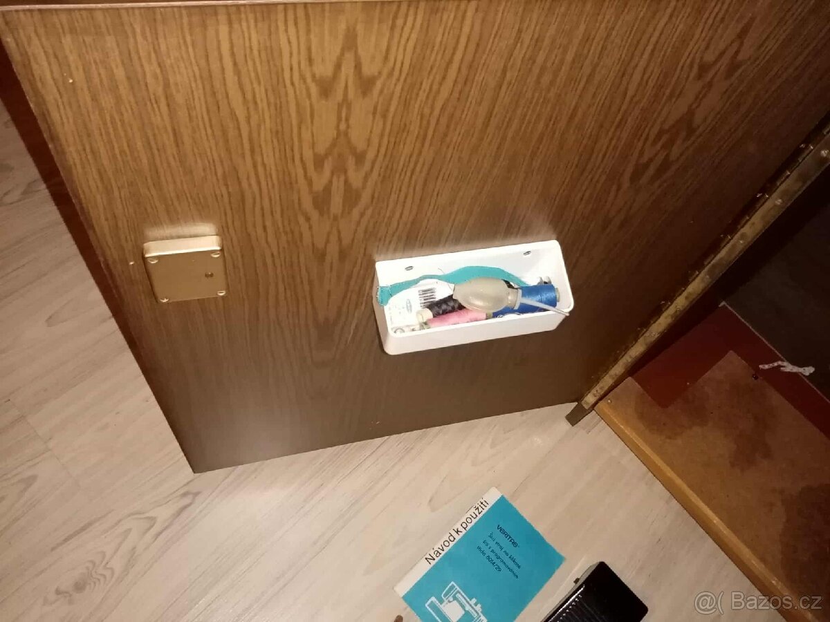 Elektrický skříňkový šicí stroje Veritas - 7