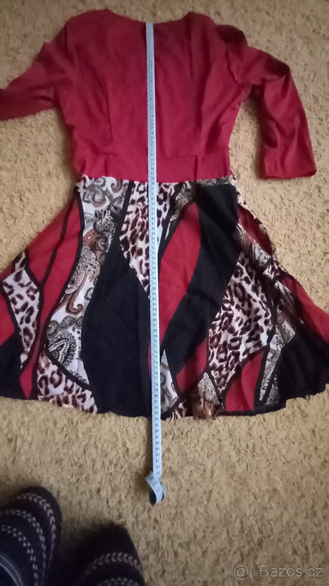 Červené šaty s kolovou barevnou sukní - 7