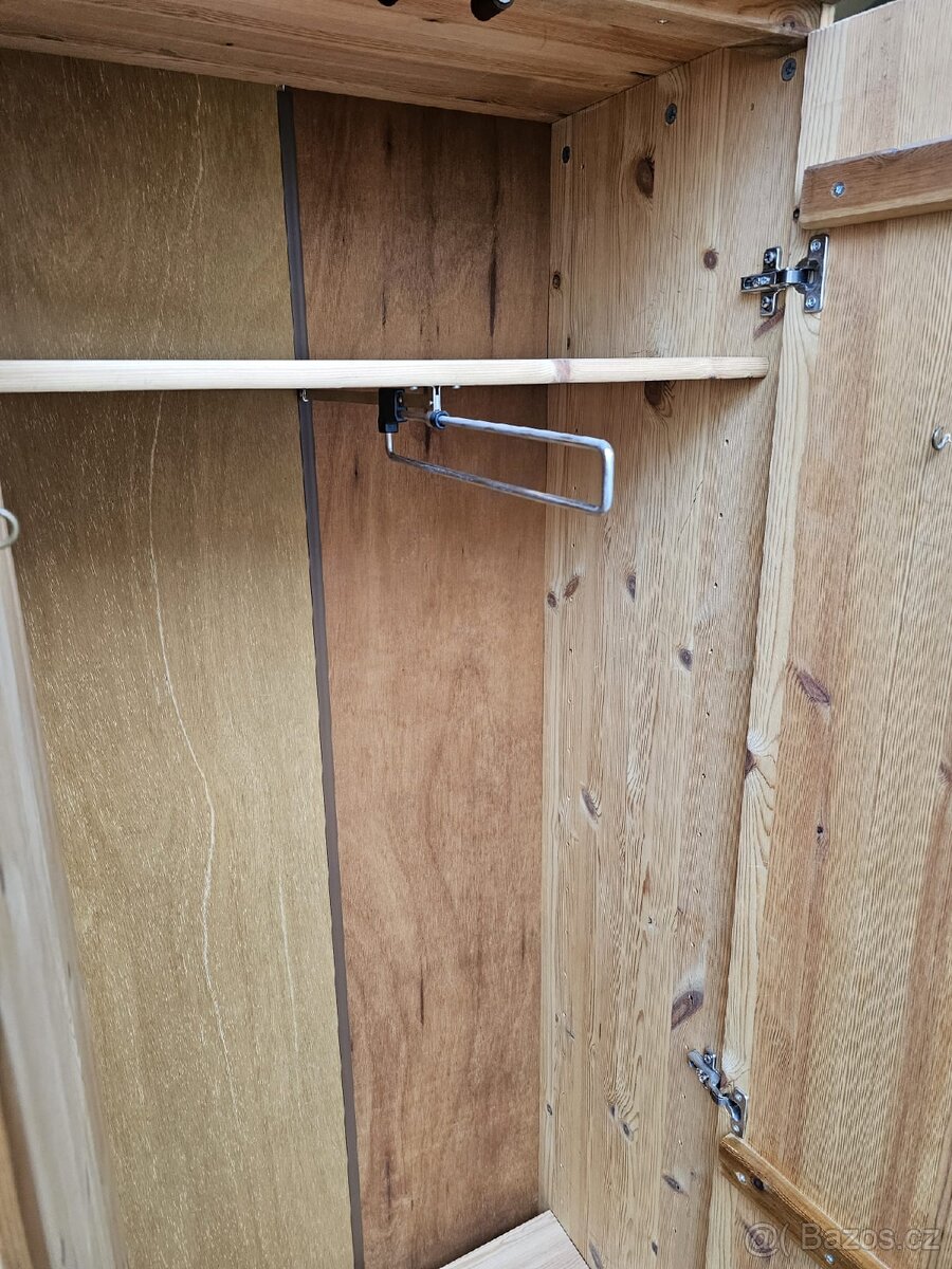 MASIVNÍ ŠATNÍ SKŘÍŇ - 7