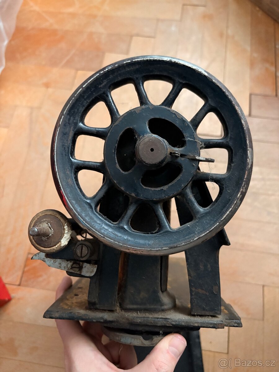 Šicí šlapací stroj Singer - bez stolu - 7