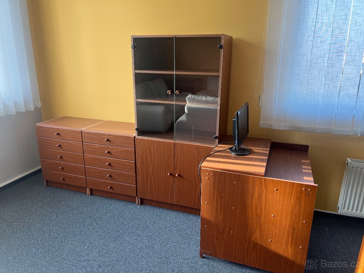 SET skříni a stolů s tmavým dřevěným dekorem - 7