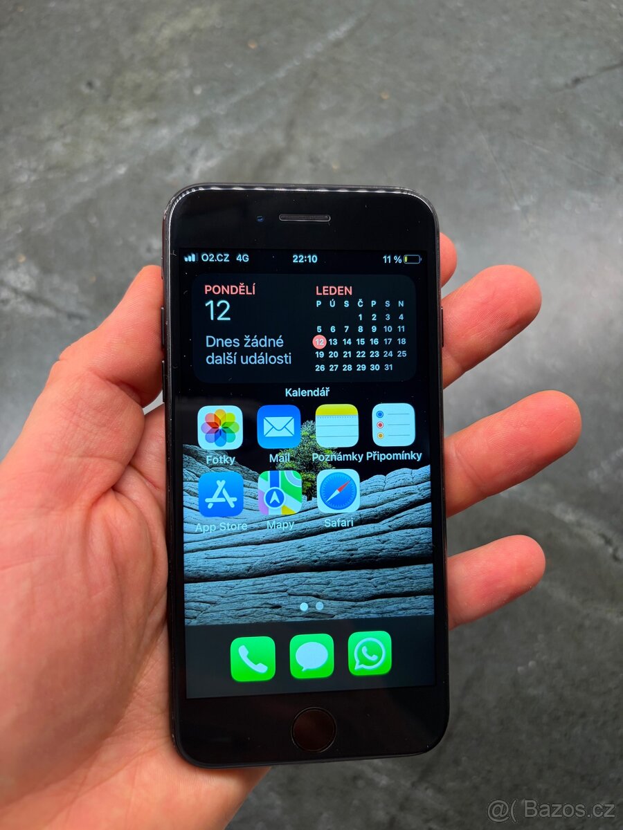 Apple iPhone 7 černý 32 GB - 7