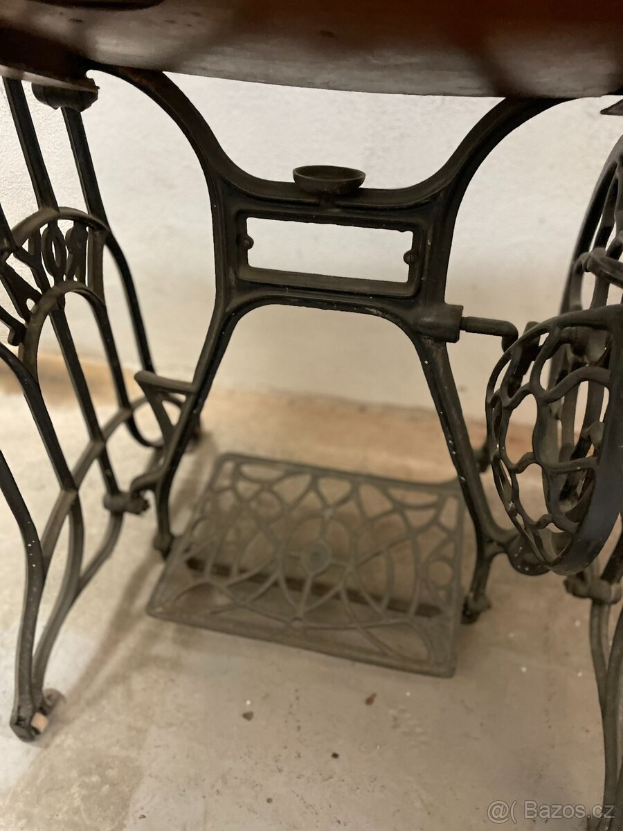 Starožitný šicí stroj Royal - 7