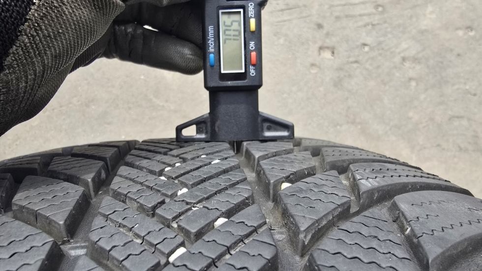 Zimní pneu 235/50/19 Bridgestone - 7