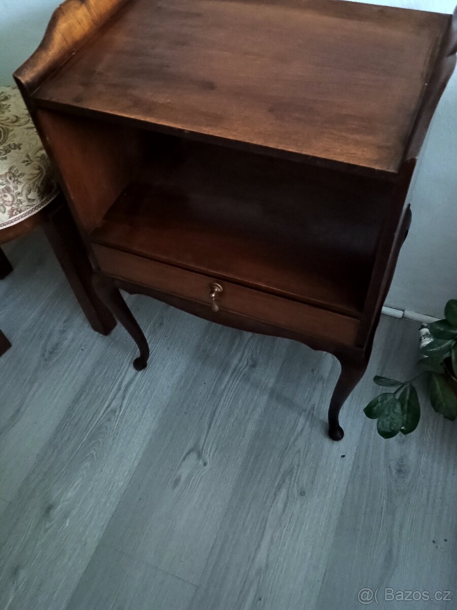 Starožitný malý stolek,komodka - 7