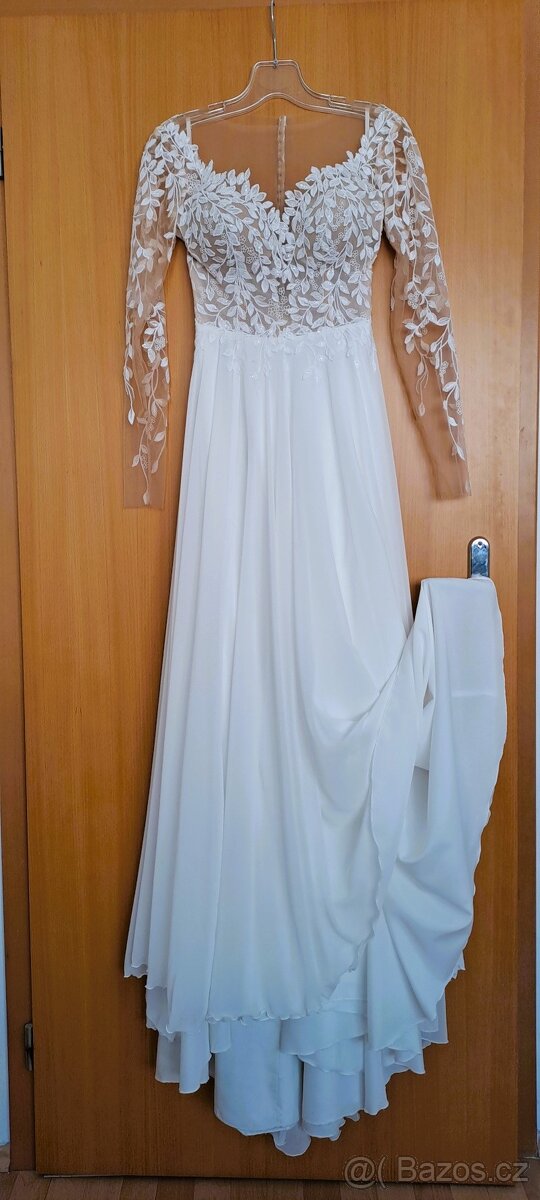 Krajkové svatební šaty se závojem - 7