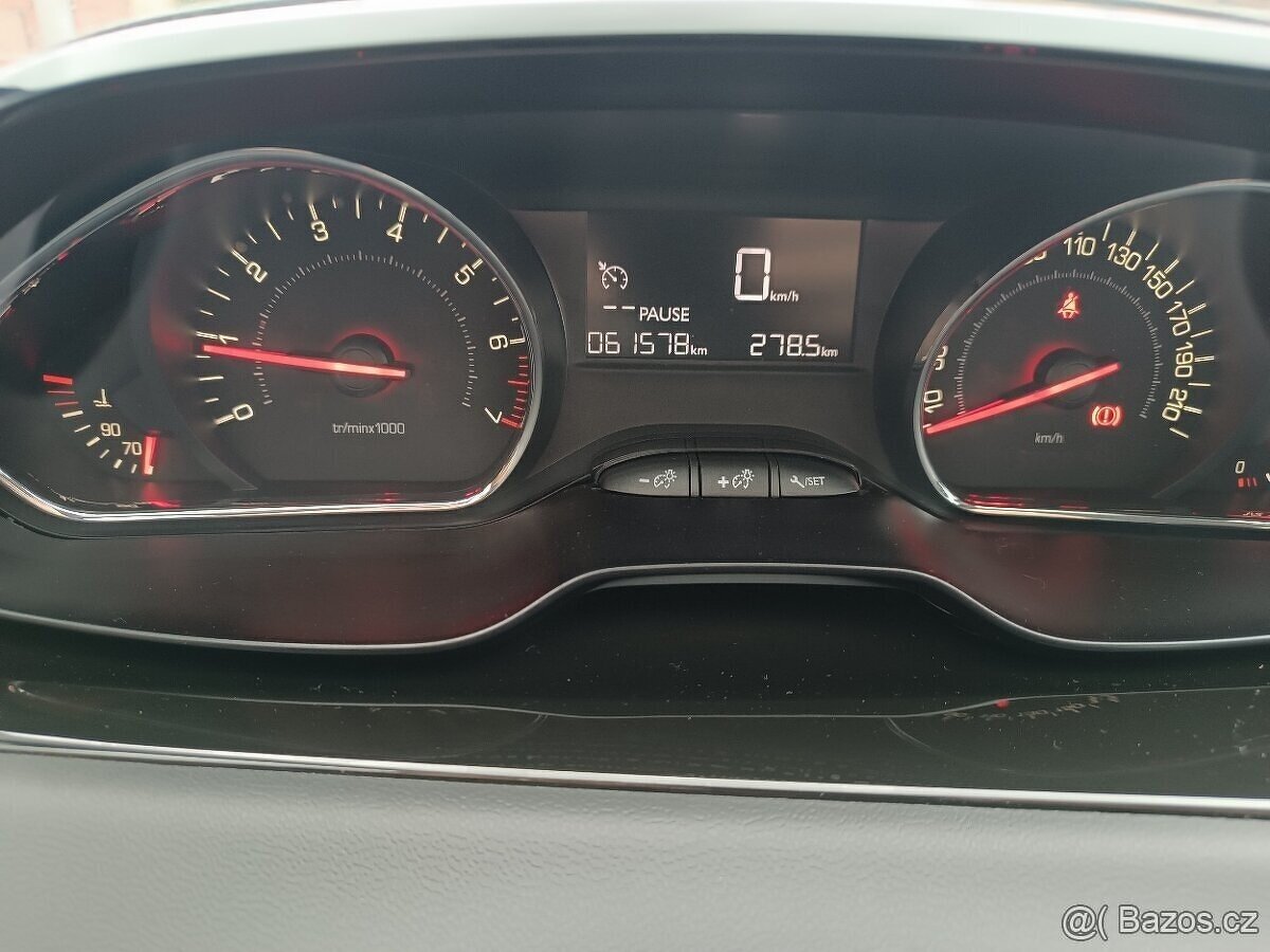 Peugeot 208, najeto 61 TKM, metal. lak, motor 1,2 benzin - 7