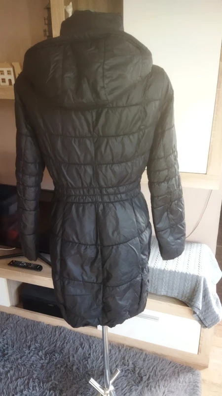 Prodám moc hezký černý prošívaný kabát s kapucí - 7