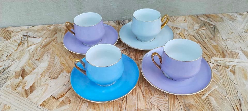 Různé hrnky a 2 skleněné frťany - 7