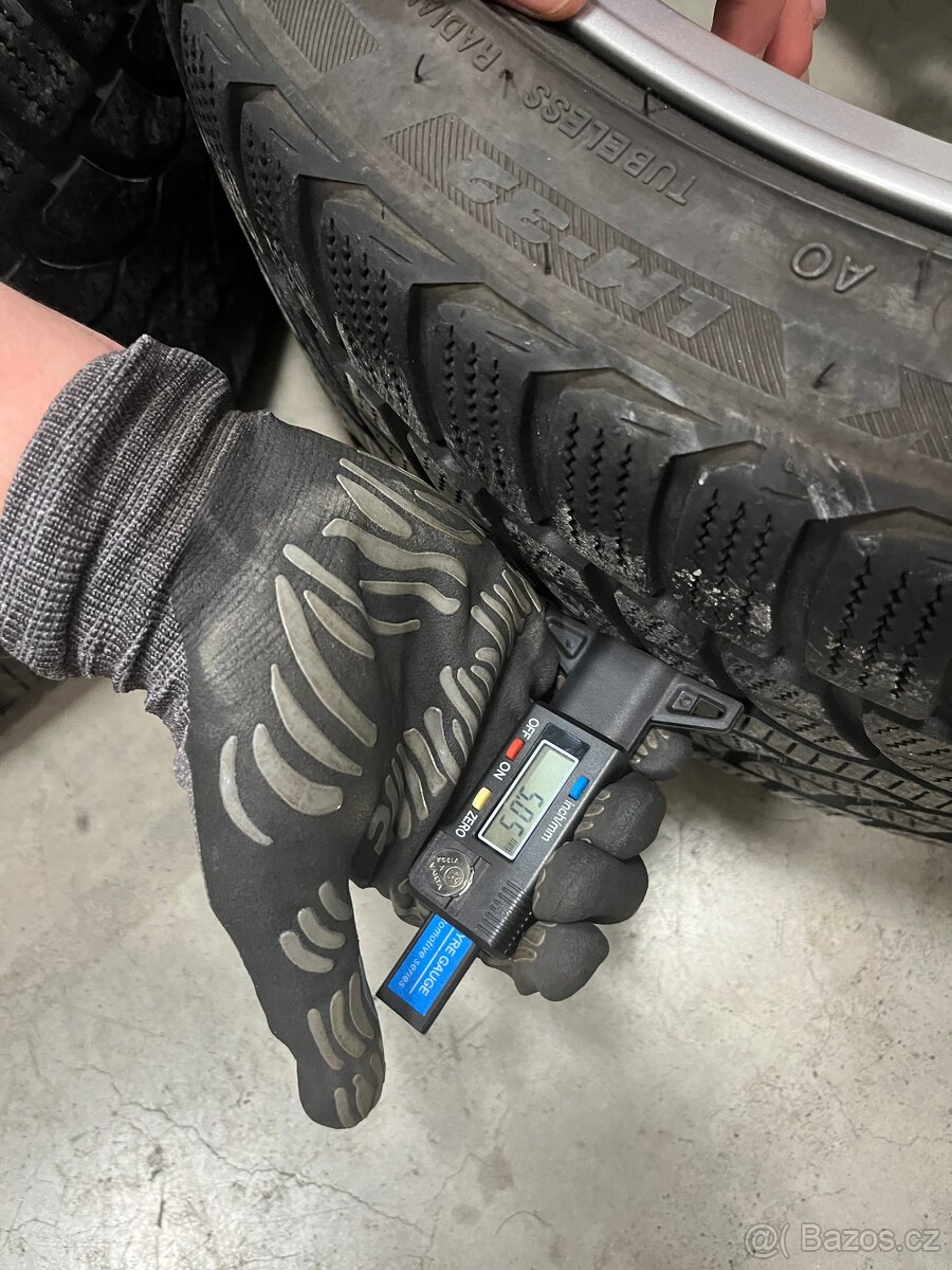 Kompletní sada Audi A3 R18 zimní - 7