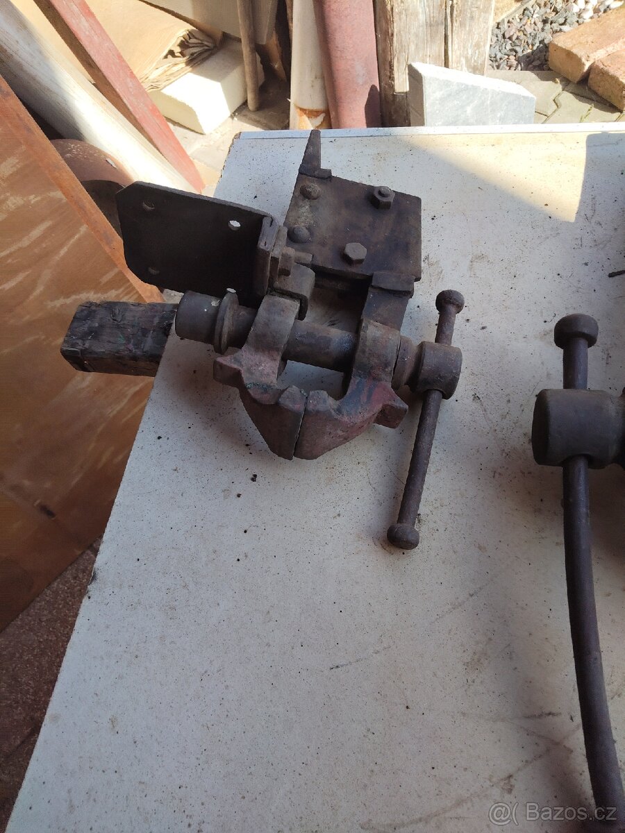 Kovářský svěrák, větší a menší. - 7