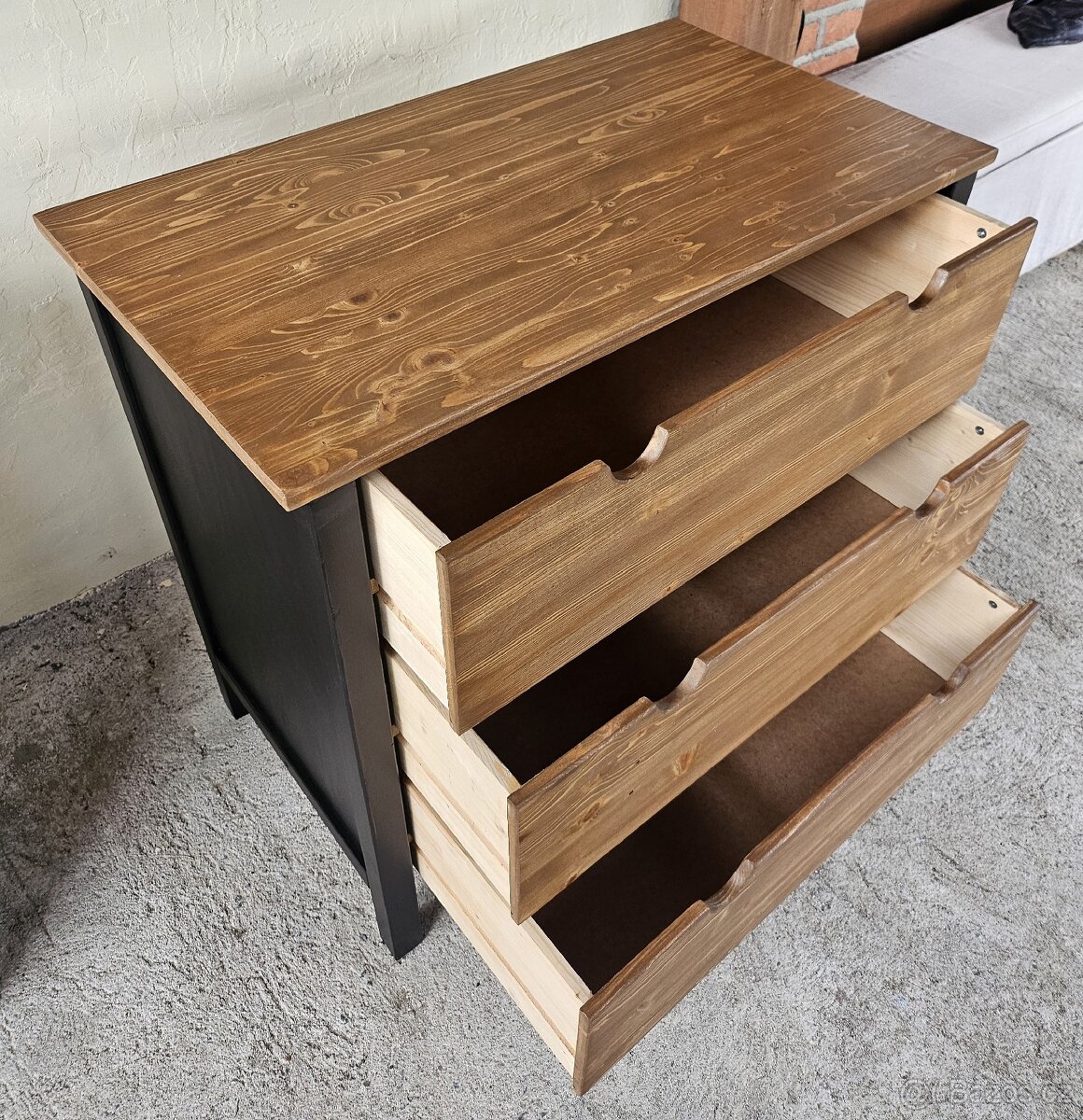Dřevěná komoda Ikea Bialit po úpravě - 7