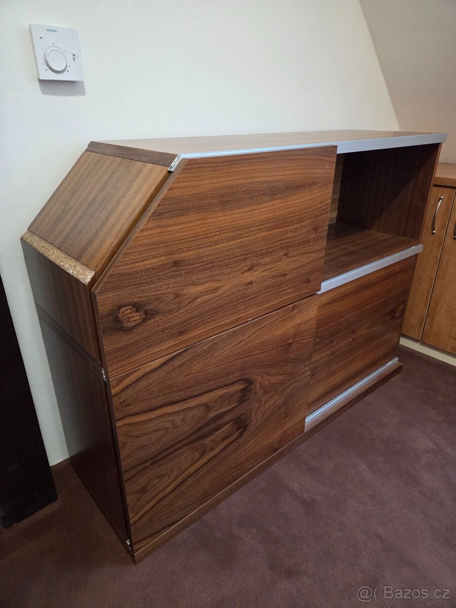 Skříň s posuvem a poličkami DÝHA OŘECH - 7
