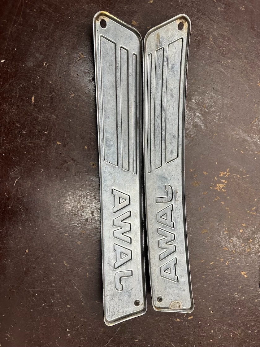 PRedám boční lišty nádrže s nápisom JAWA 350/634 - 7