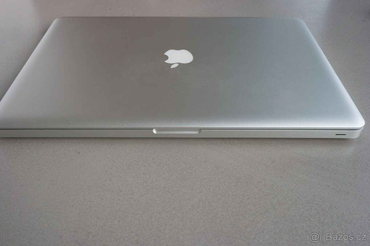 Apple MacBook Pro 17" Intel Core i7 2.2 GHz, 16 GB RAM - 7