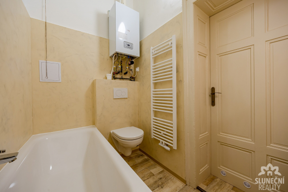 Prostorný byt 2+1 v historickém činžovním domě, 84 m², centr - 7