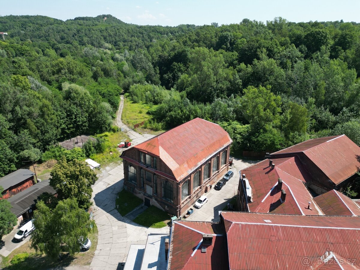 Výrobní nebo skladovací prostory k pronájmu v přízemí haly v - 7