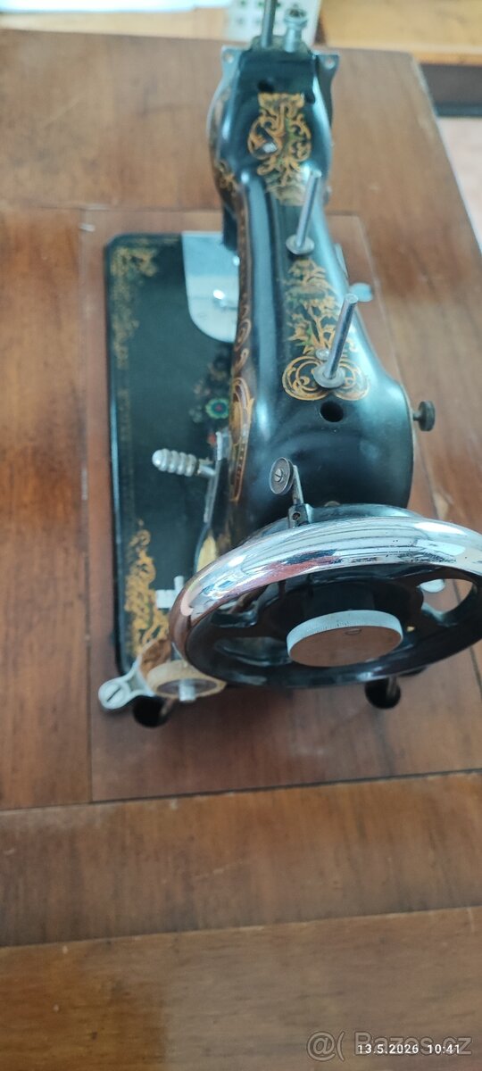 Historický šlapací šicí stroj zn. BOBBIN - 7
