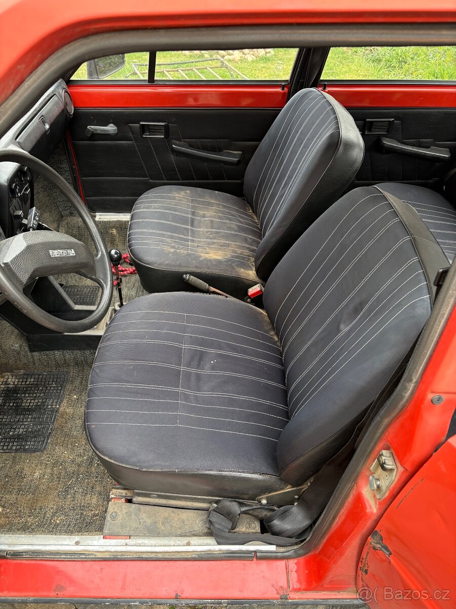 Interiér Škoda 105 1986 - 7