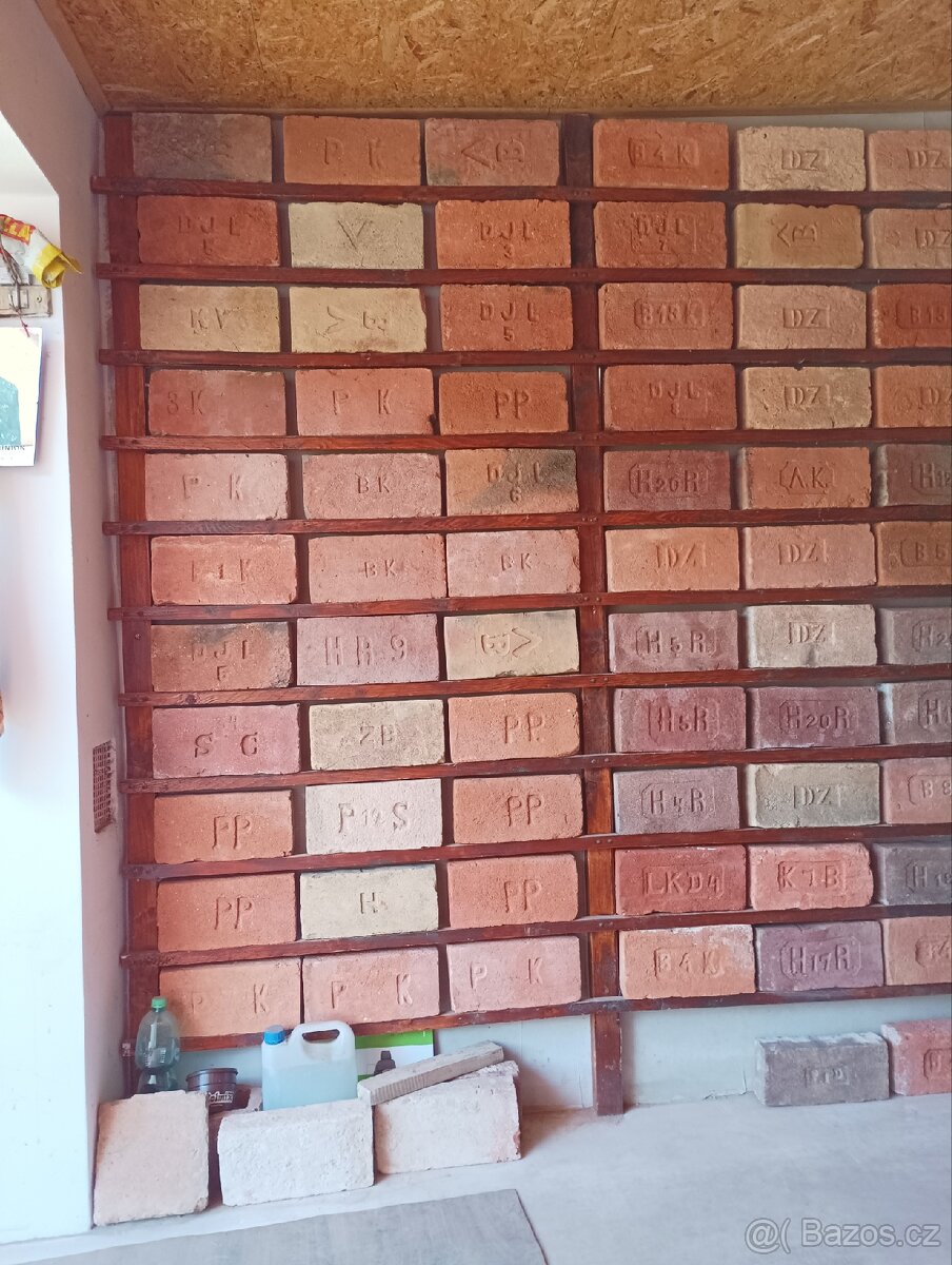 Prodám staré cihly s různými kolky - 7