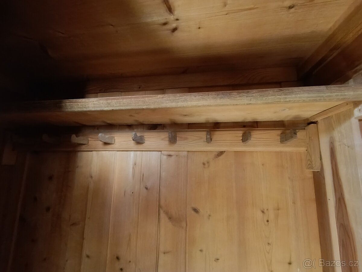 Starožitné skříně z masivu - 7