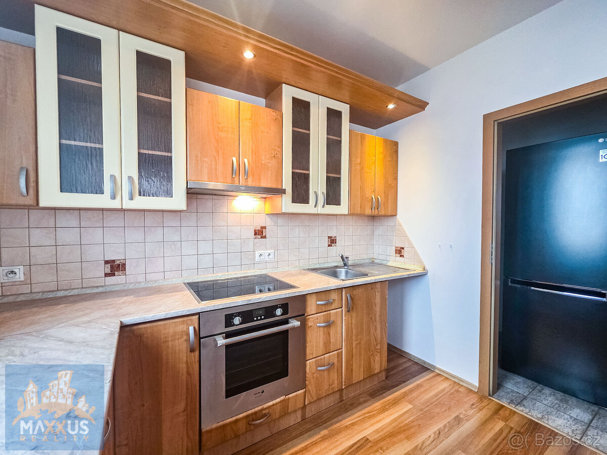 Pronájem světlého bytu 2+kk (52 m2) s balkonem, sklepem a GS - 7