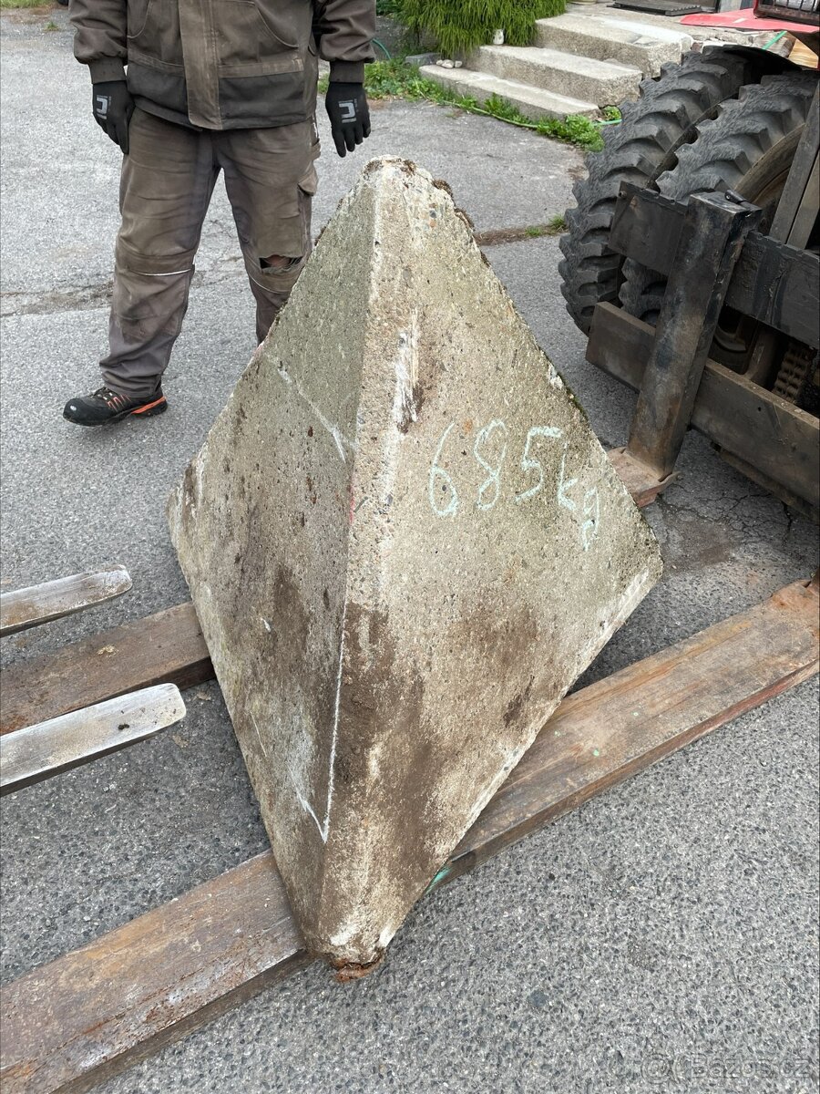 Protitankový železobetonový jehlan rozsocháč dračí zub - 7