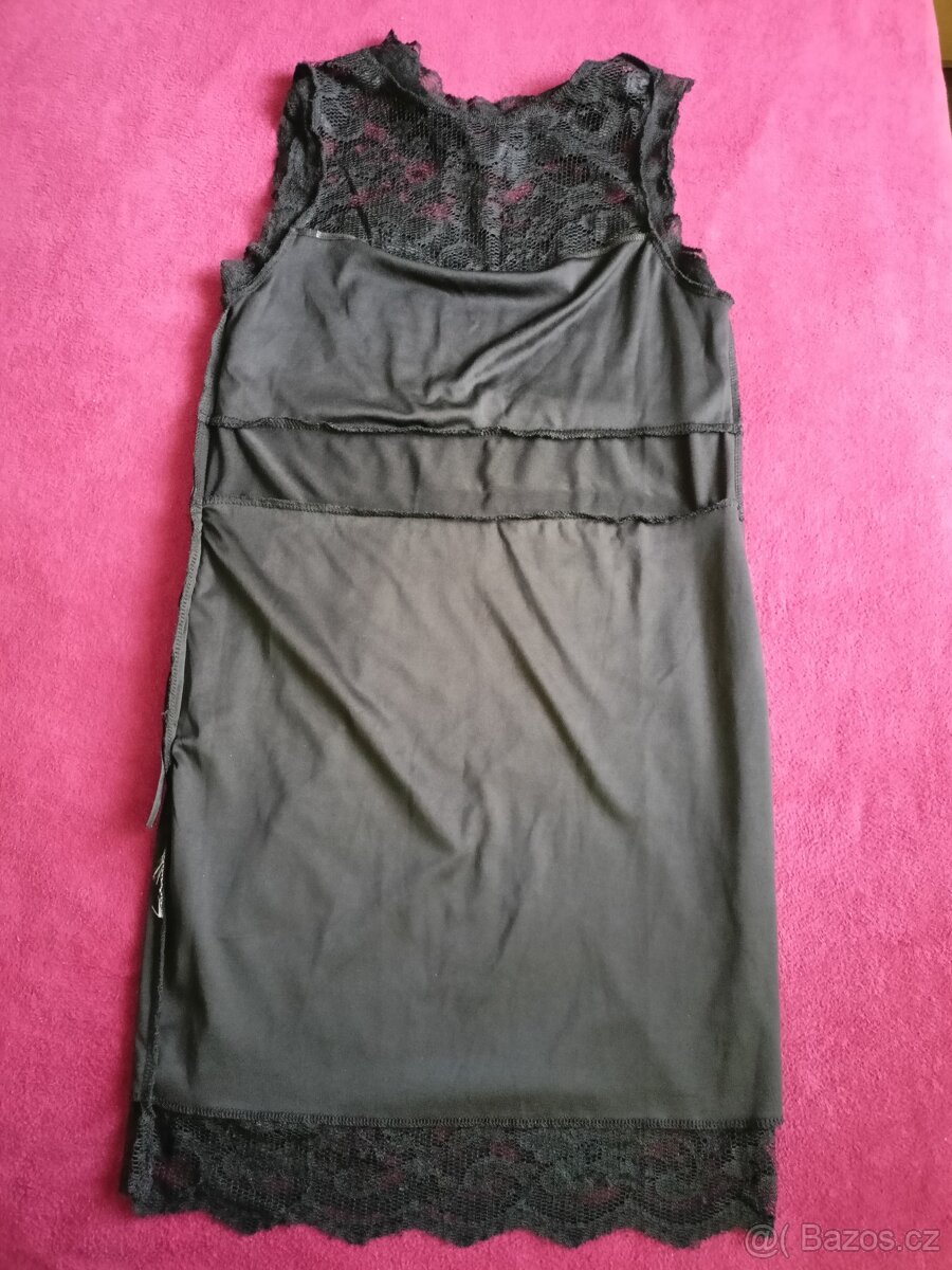 Malé černé krajkové šaty ke krku, pouzdrové - 7