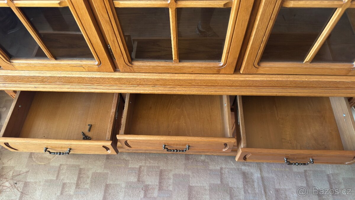 Masivní vitrína / příborník - 7