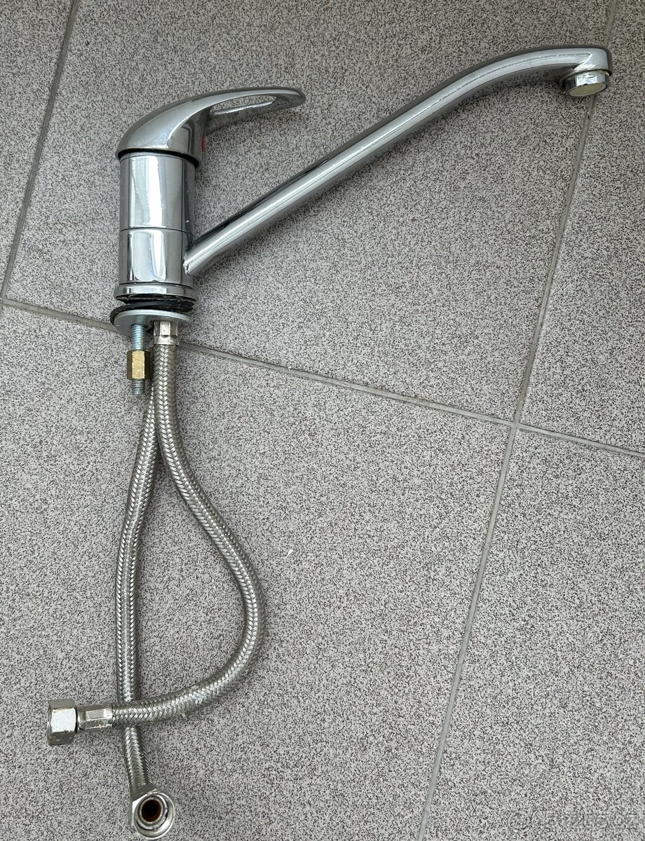 Nerezový kuchyňský dřez s baterií - 7