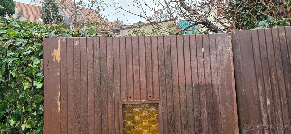 Stará dvoukřídla vrata do garáže z masivu - 7