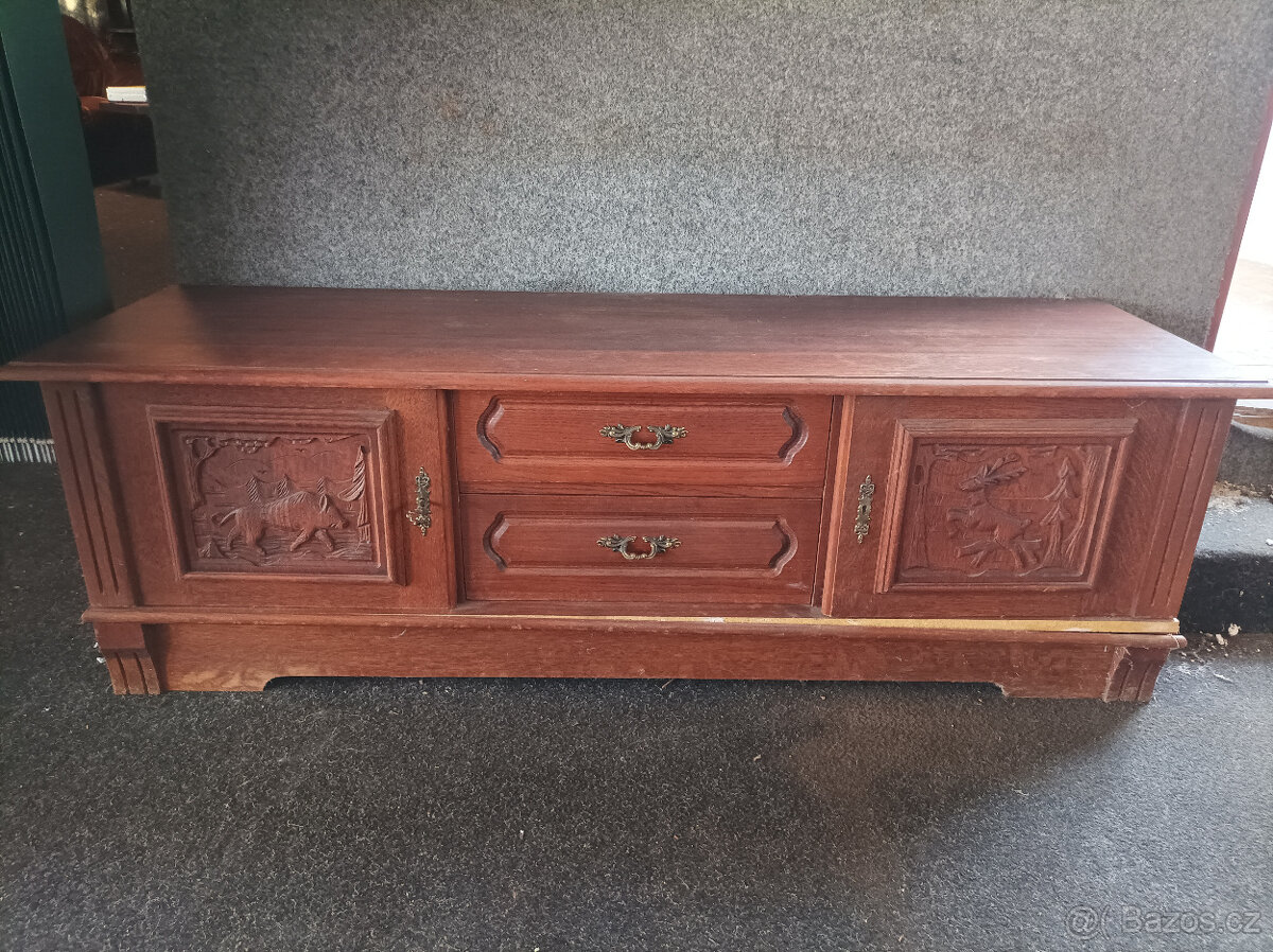 Starší vyřezávaná komoda - 7