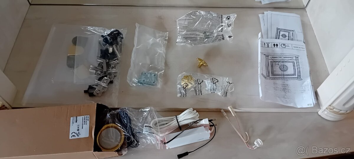 Prodám vitrínu bílo zlaté barvy - 7