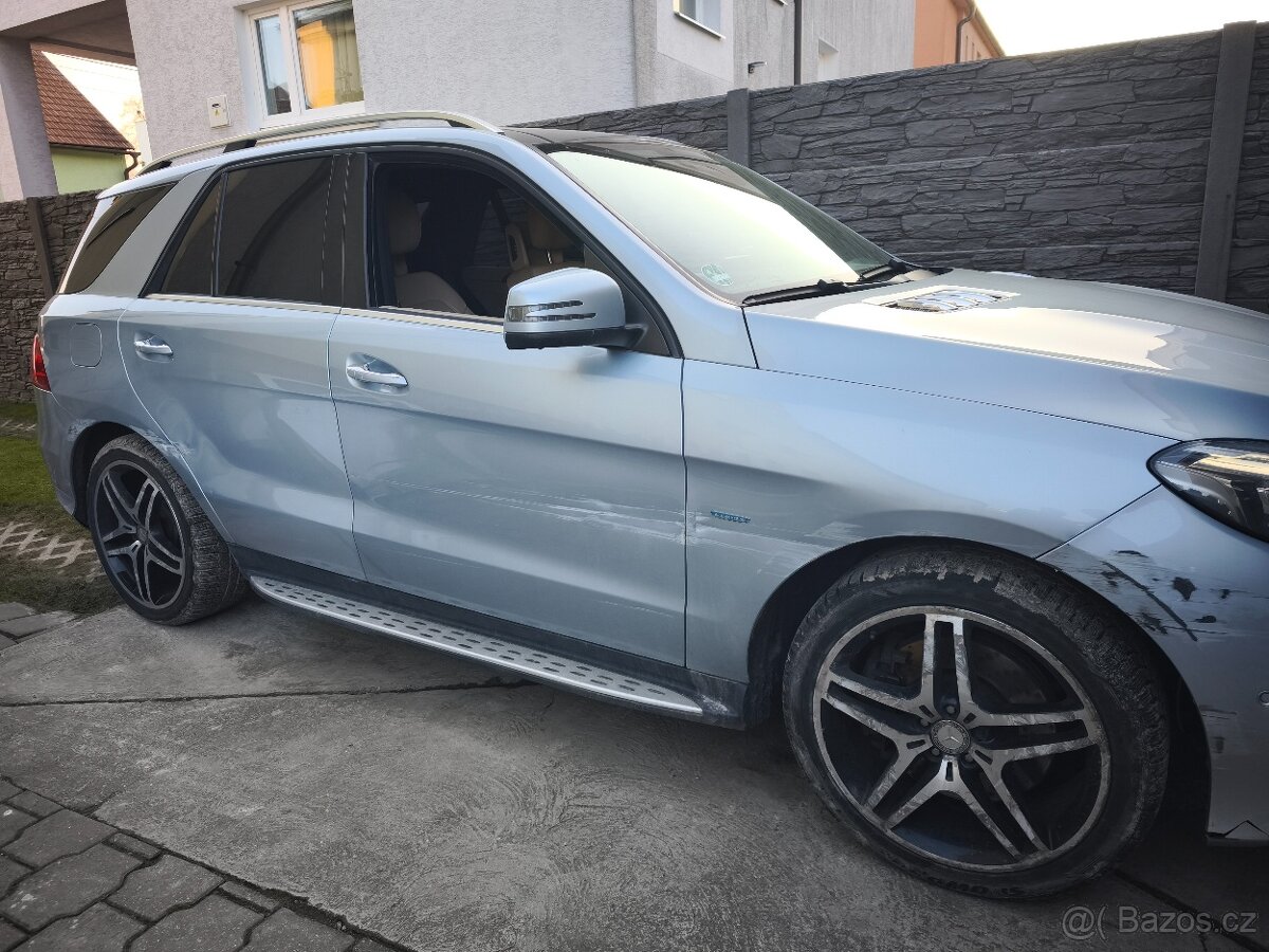 havarovaný Mercedes Benz GLE 500 e - 7